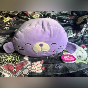 BNWT Winnie the Walrus Valentines Hearts Squishmallow Stackable